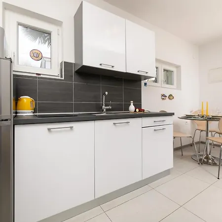 Olive Garden & Sunset View Apartment